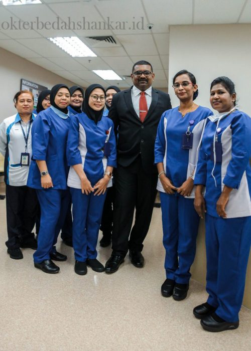 Dokter bedah dengan beberapa kemampuan di bidang spesialis bedah umum di malaysia